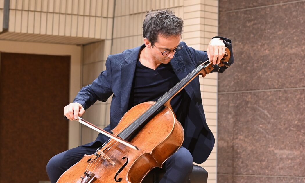 ジャン=ギアン・ケラス バッハ《無伴奏チェロ組曲》との歩みを込めた CDアルバムと本について